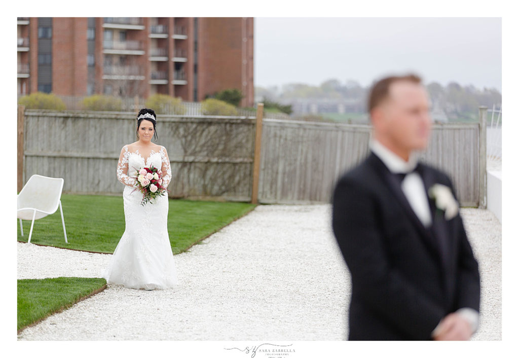 first look on Goat Island photographed by wedding photographer Sara Zarrella Photography