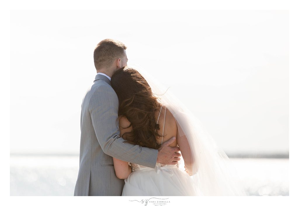 Sara Zarrella Photography photographs newlyweds at OceanCliff