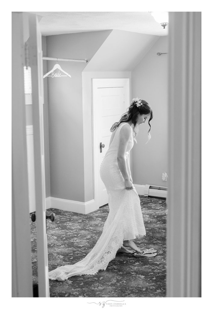 bride prepares for Rhode Island wedding day photographed by Sara Zarrella Photography