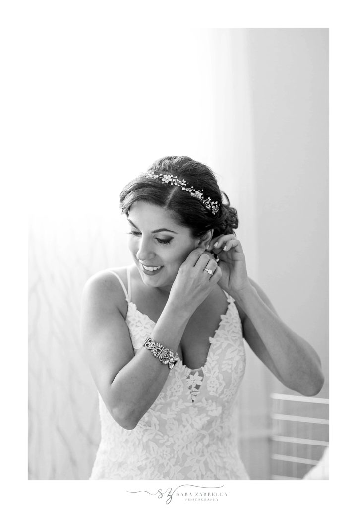 bride prepares for Rhode Island wedding day with Sara Zarrella Photography