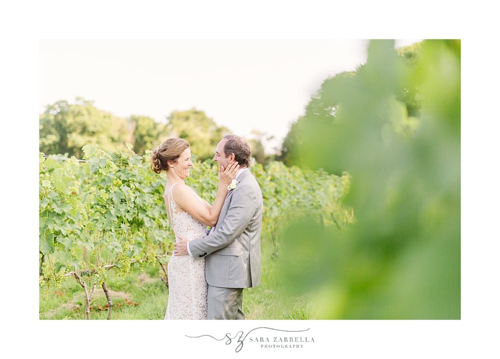 romantic summer wedding photos at Greenvale Vineyards by Sara Zarrella Photography