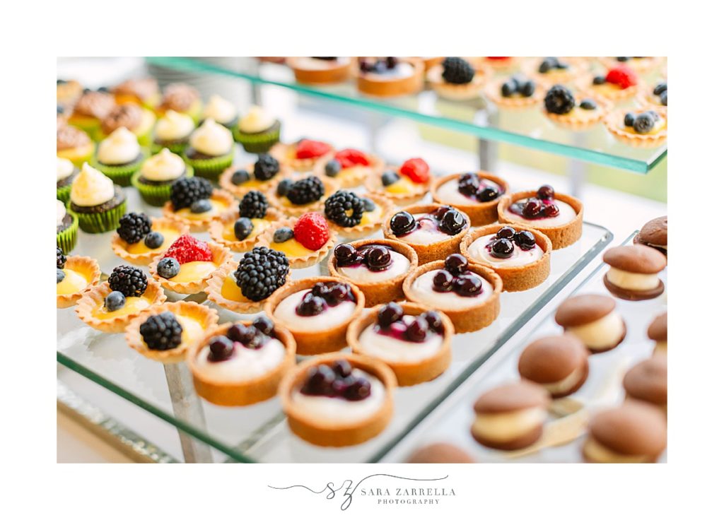 Sara Zarrella Photography photographs wedding desserts at Greenvale Vineyards