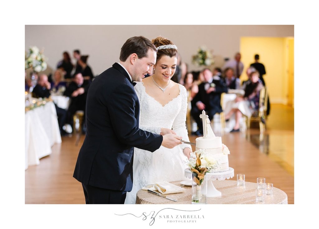 Sara Zarrella Photography photographs couple cutting wedding cake