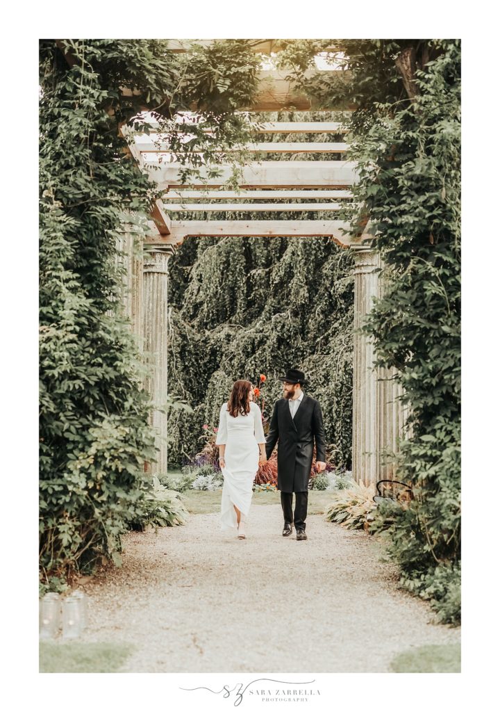 Sara Zarrella Photography photographs traditional Jewish wedding day at Glen Magna Farms