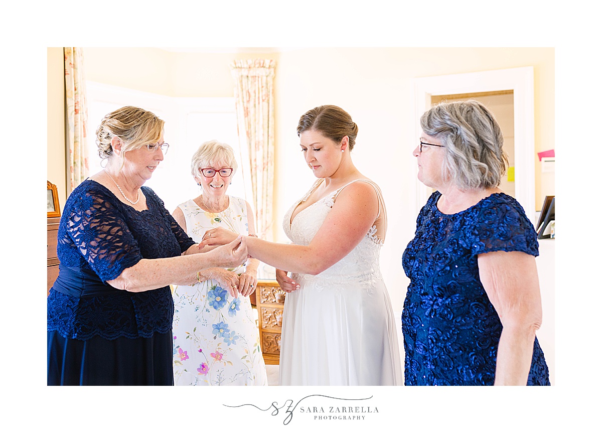 bride gets ready for CT wedding with mom and grandmothers