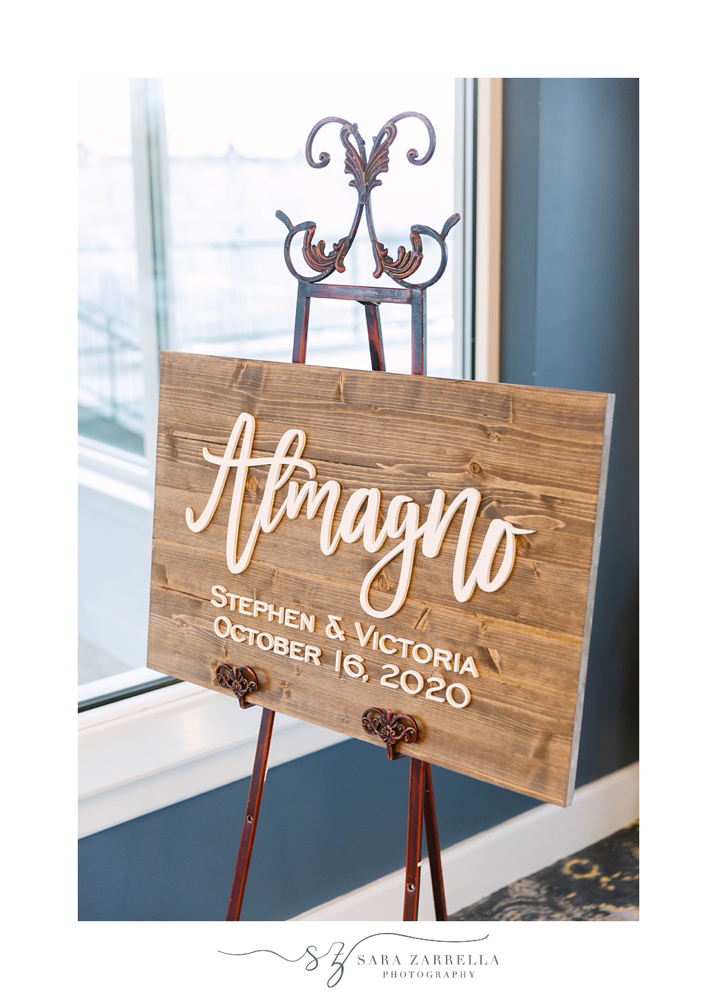 wooden sign to welcome ceremony 