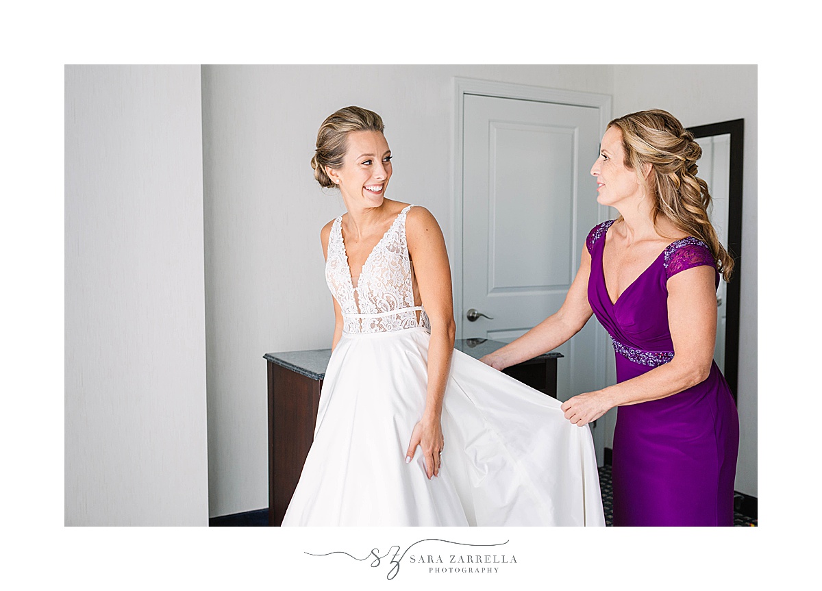 bride gets ready for wedding in Rhode Island with mom