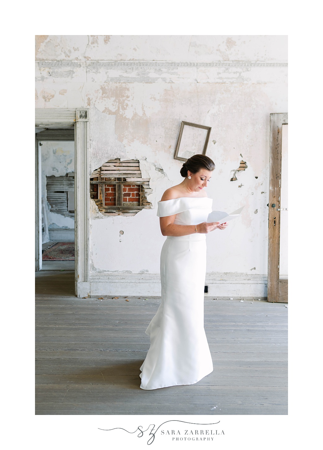 bride reads note on wedding morning in Fort Adams