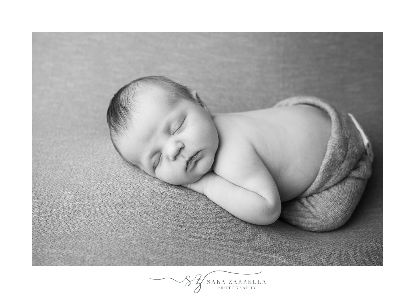 newborn baby sleeps during RI portraits