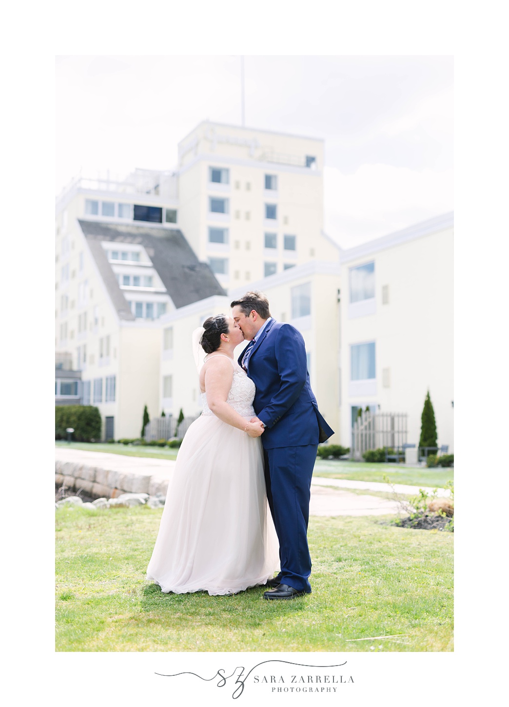 husband and wife kiss outside Gurney's Newport Resort