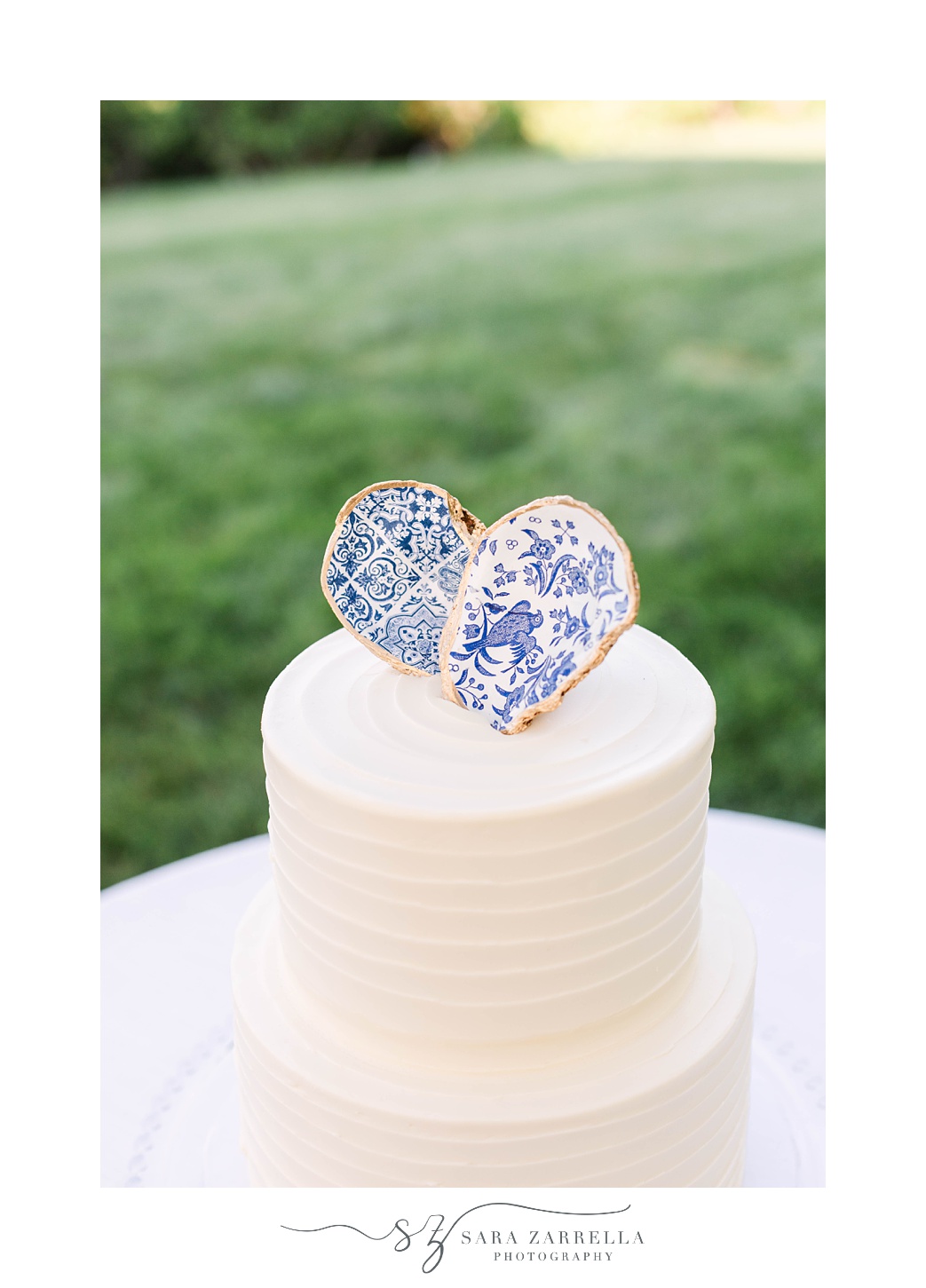 wedding cake with blue and white oyster on top
