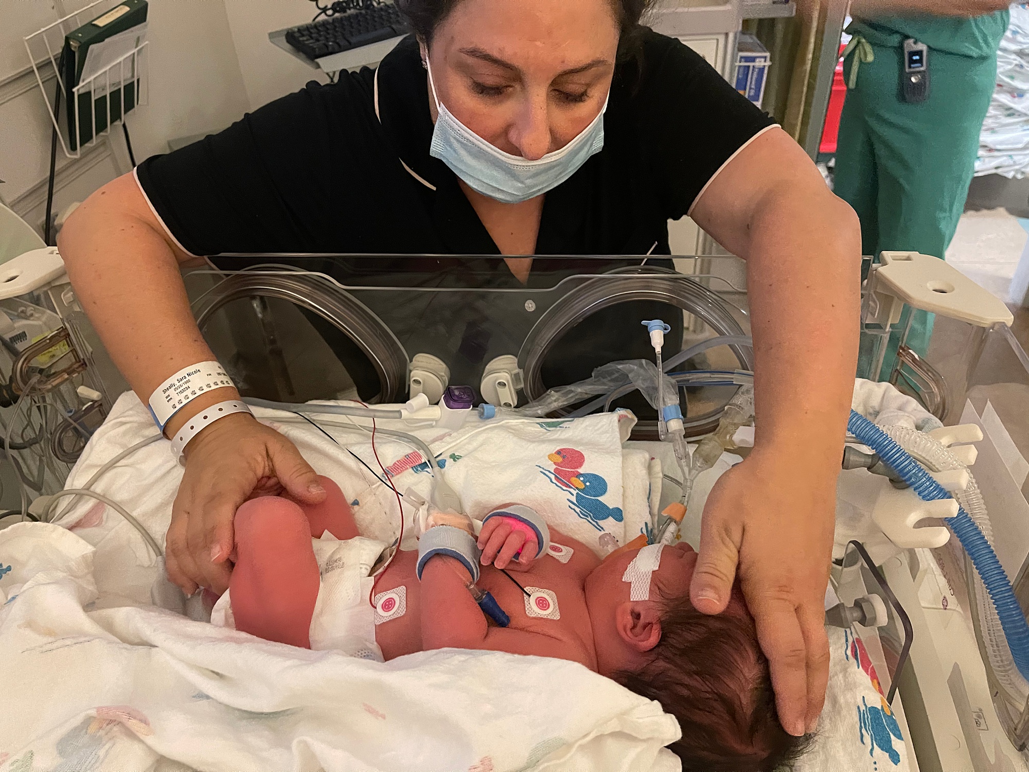 mom meets son 8 hours after giving birth