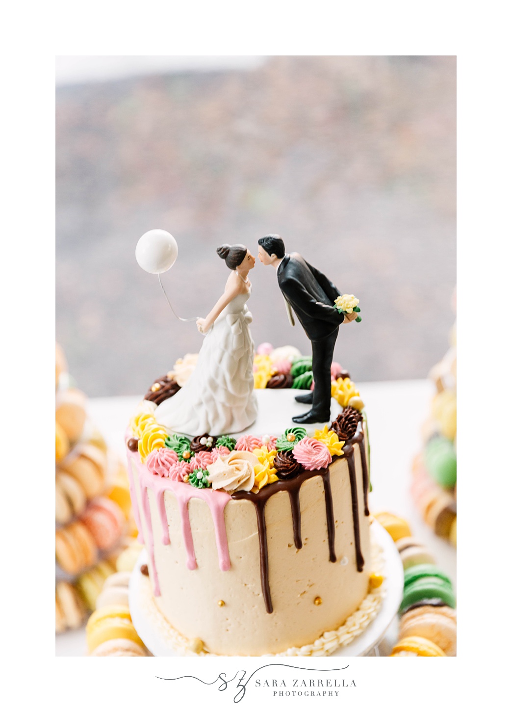 cake topper with couple kissing