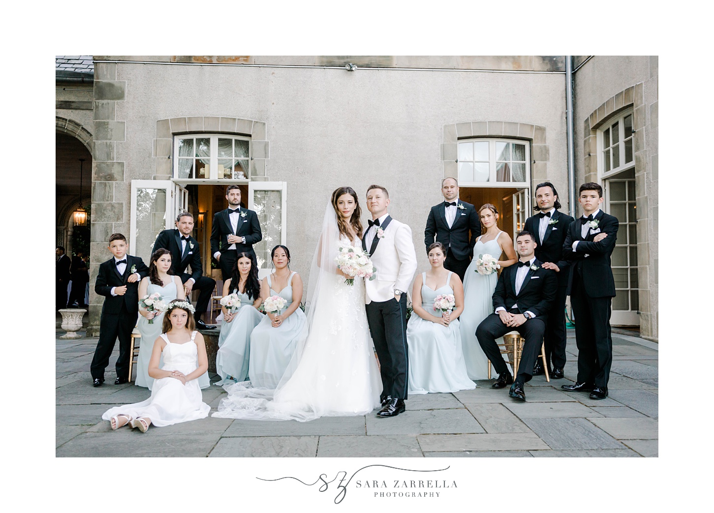 newlyweds pose with bridesmaids, groomsmen, and flower girl at Glen Manor House