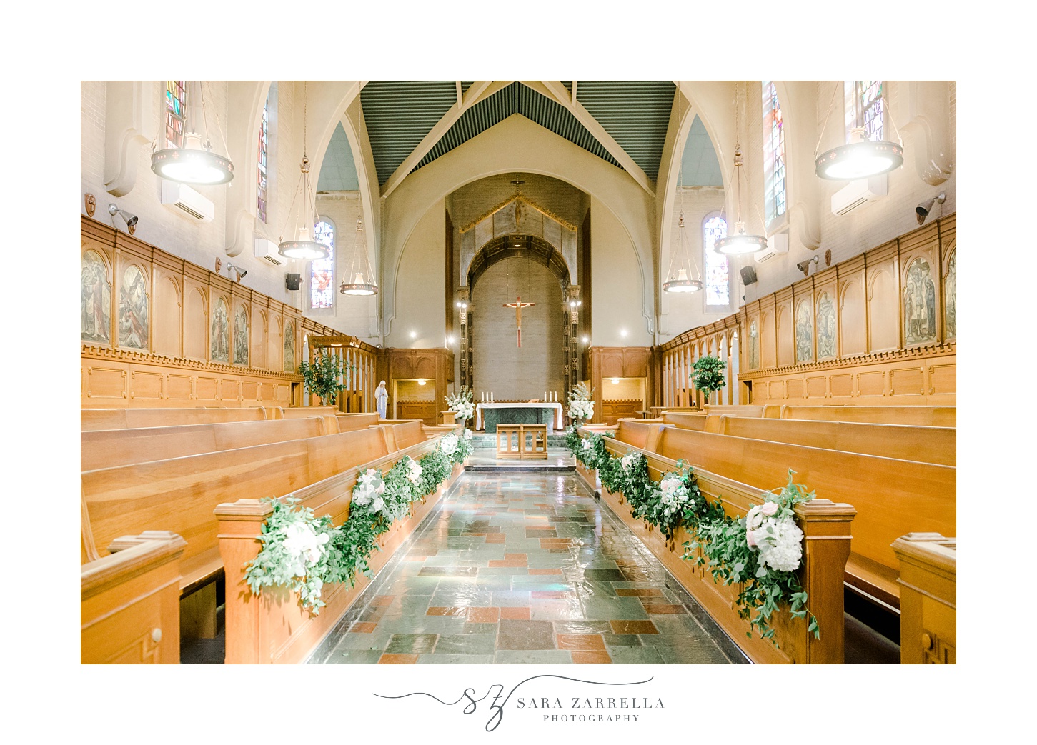 Aldrich Mansion chapel lined with white bouquets 