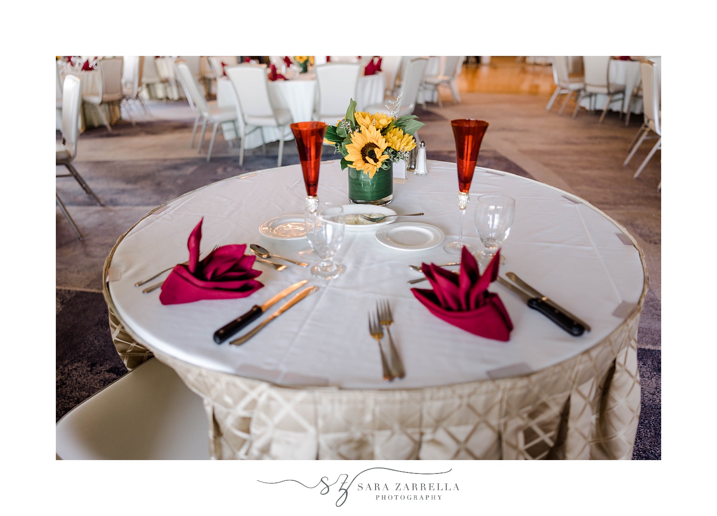 place settings for sweetheart table with red napkins 