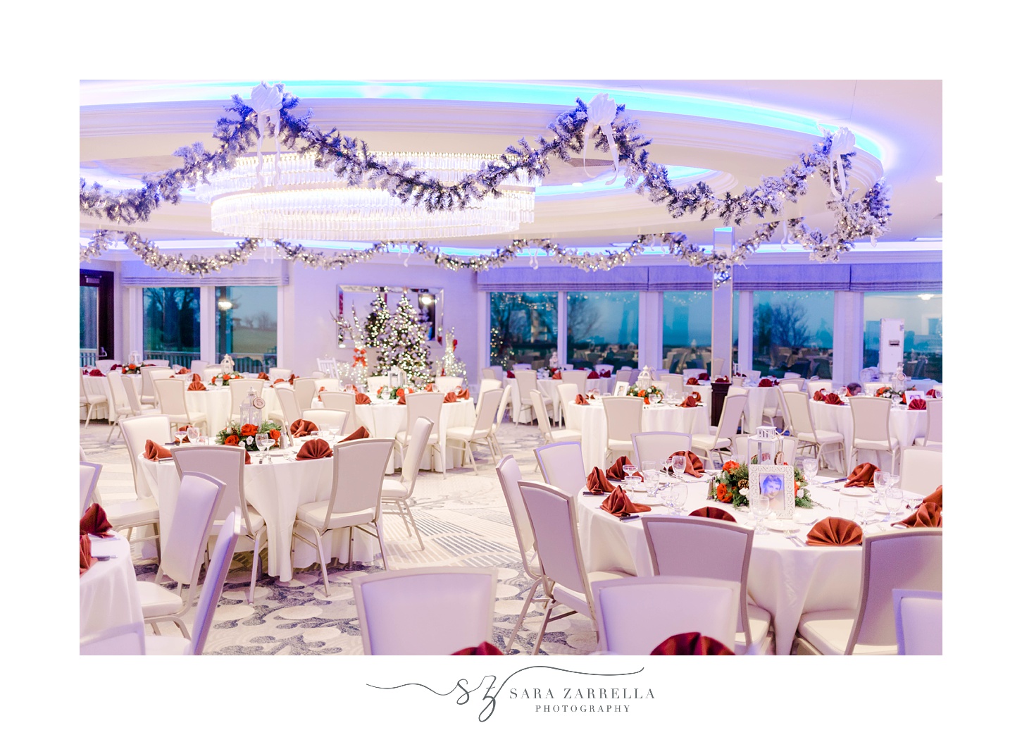 Christmas-inspired wedding reception with red and white details 