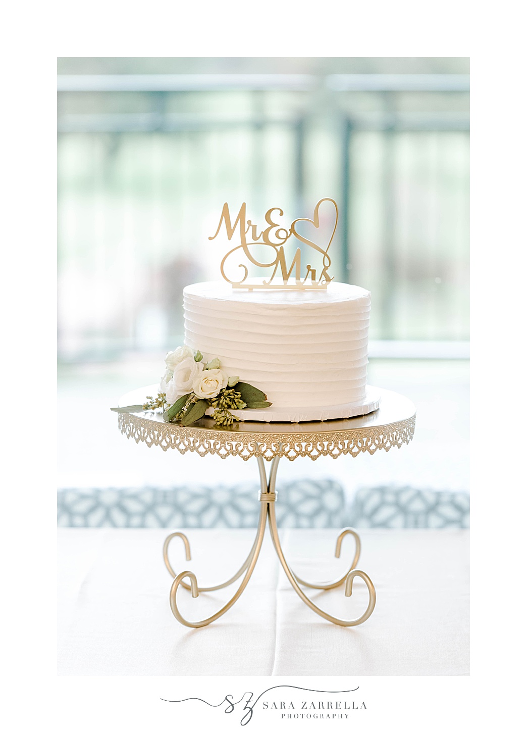 one tier wedding cake with gold mr & mrs topper