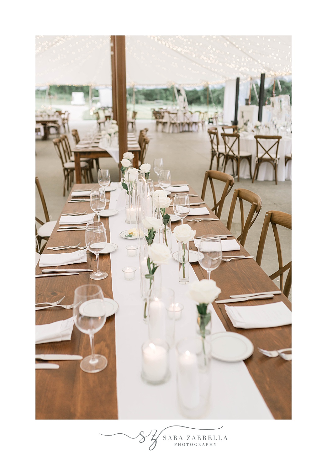 wedding reception with white table runner onwoodne table 