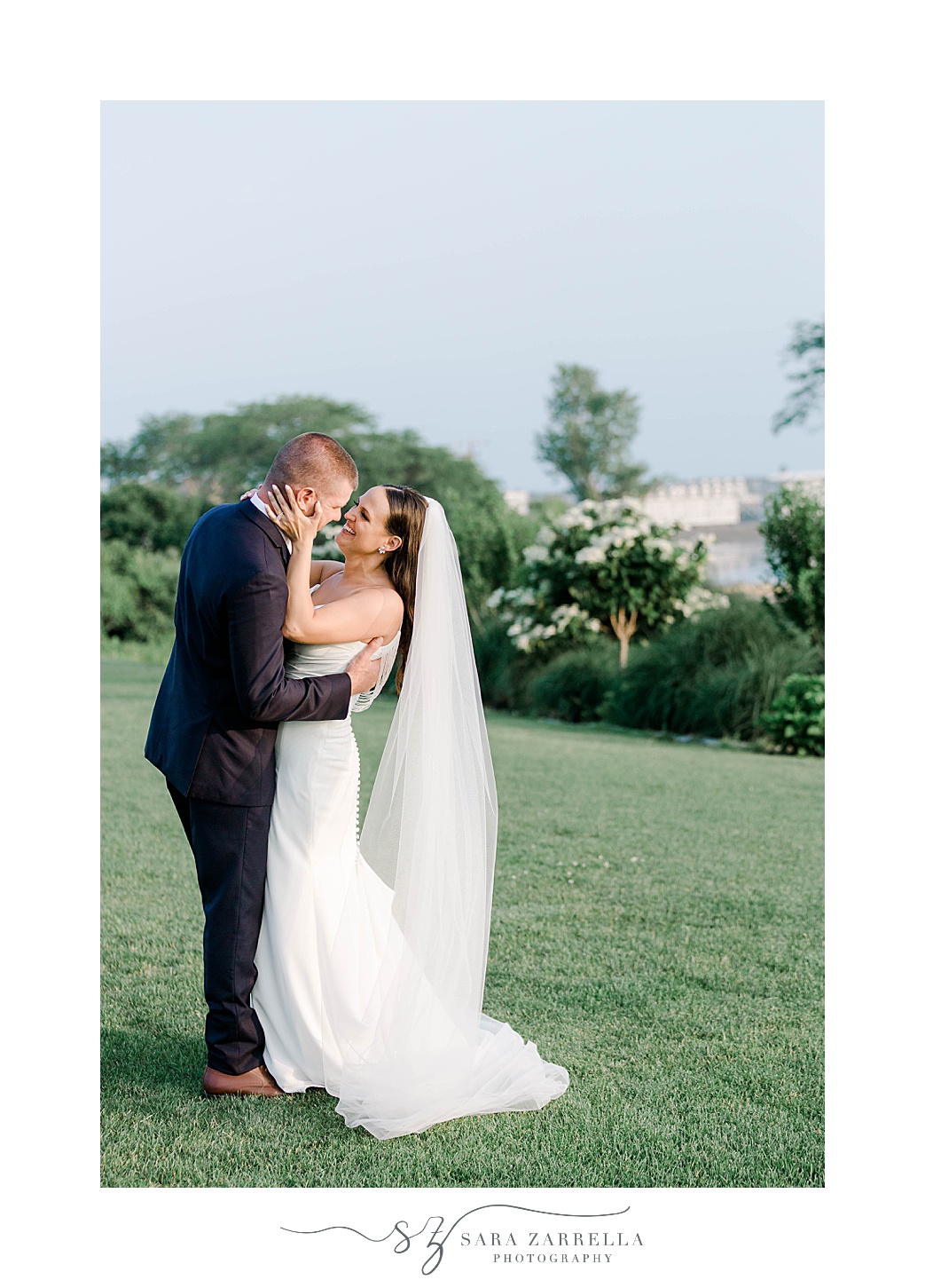 bride and groom kiss on lawn at the Wyndham Newport Hotel