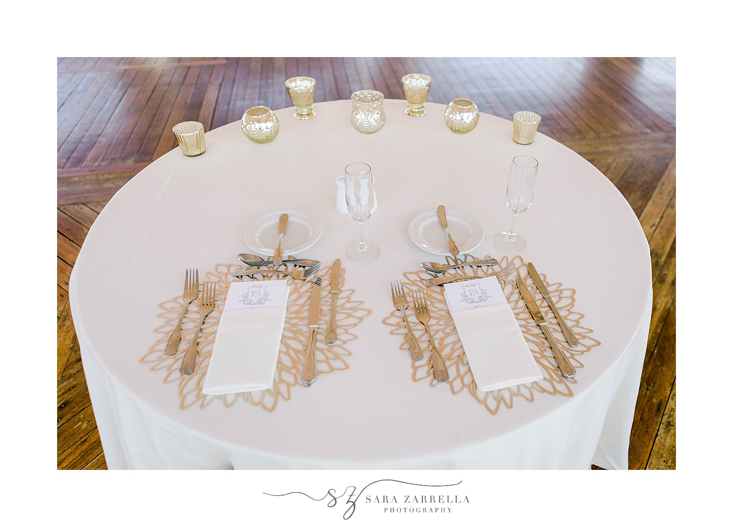 sweetheart table at Regatta Place with gold napkins